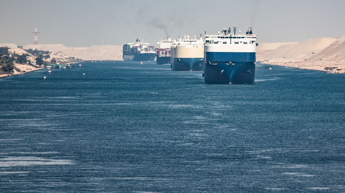 Suezský průplav hodiny blokovala uvázlá nákladní loď